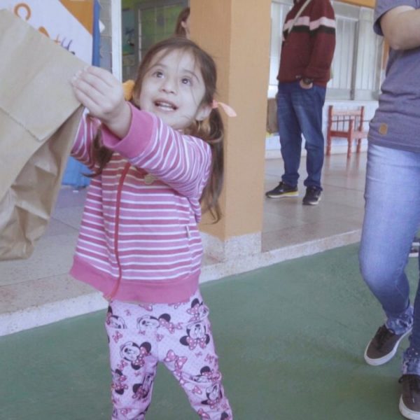 Mc Dia Feliz 2022: distribuição de tíquetes para trocar por lanches.